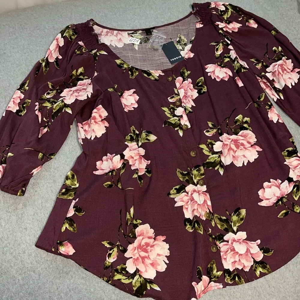 New Torrid Button Front Floral Top Size 1X Flowy Tunic